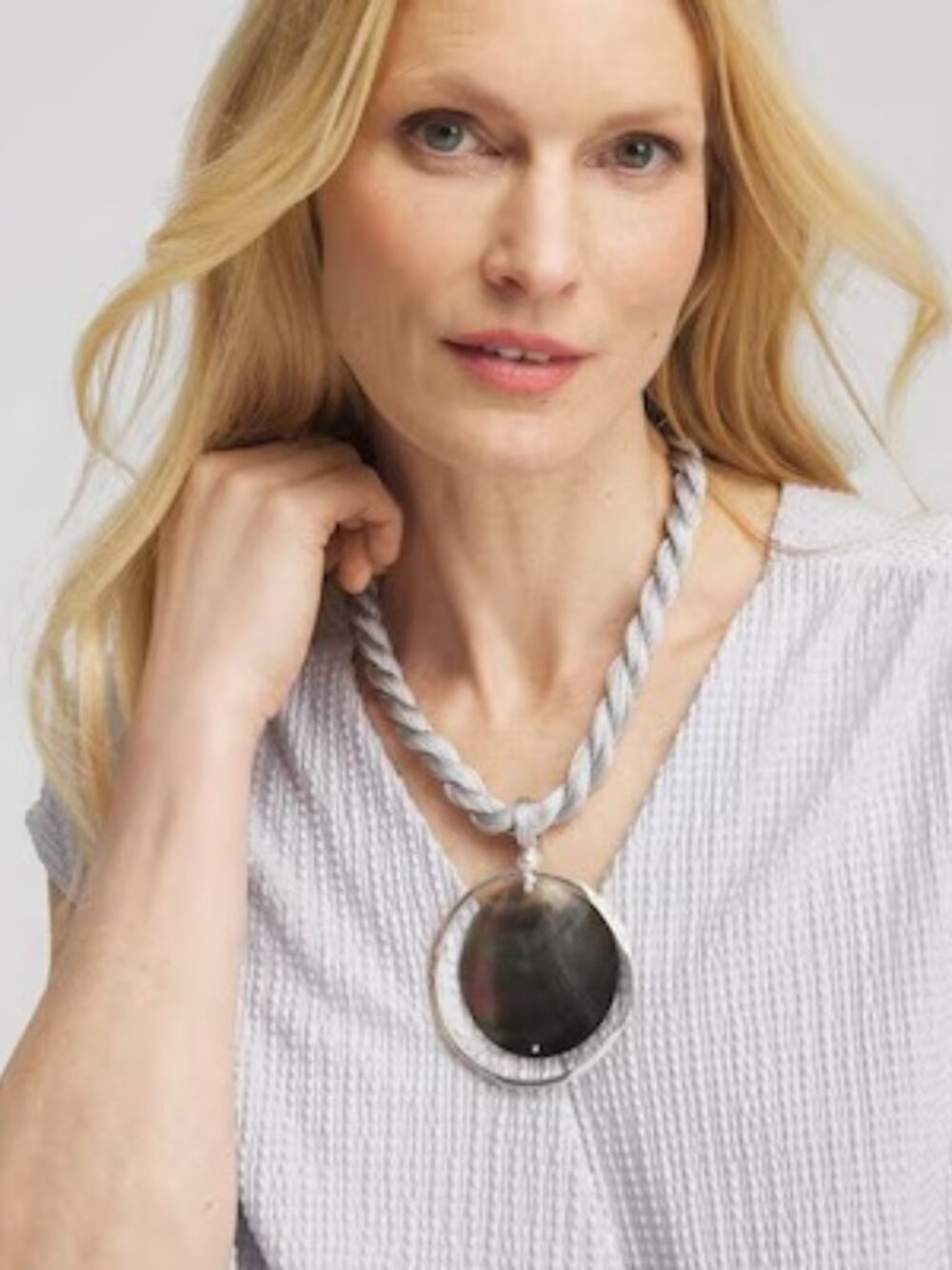 NWT CHICO'S Black Lip Shell Pendant Necklace.